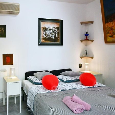 Bohemian Rhapsody Apartment โรวีน ภายนอก รูปภาพ