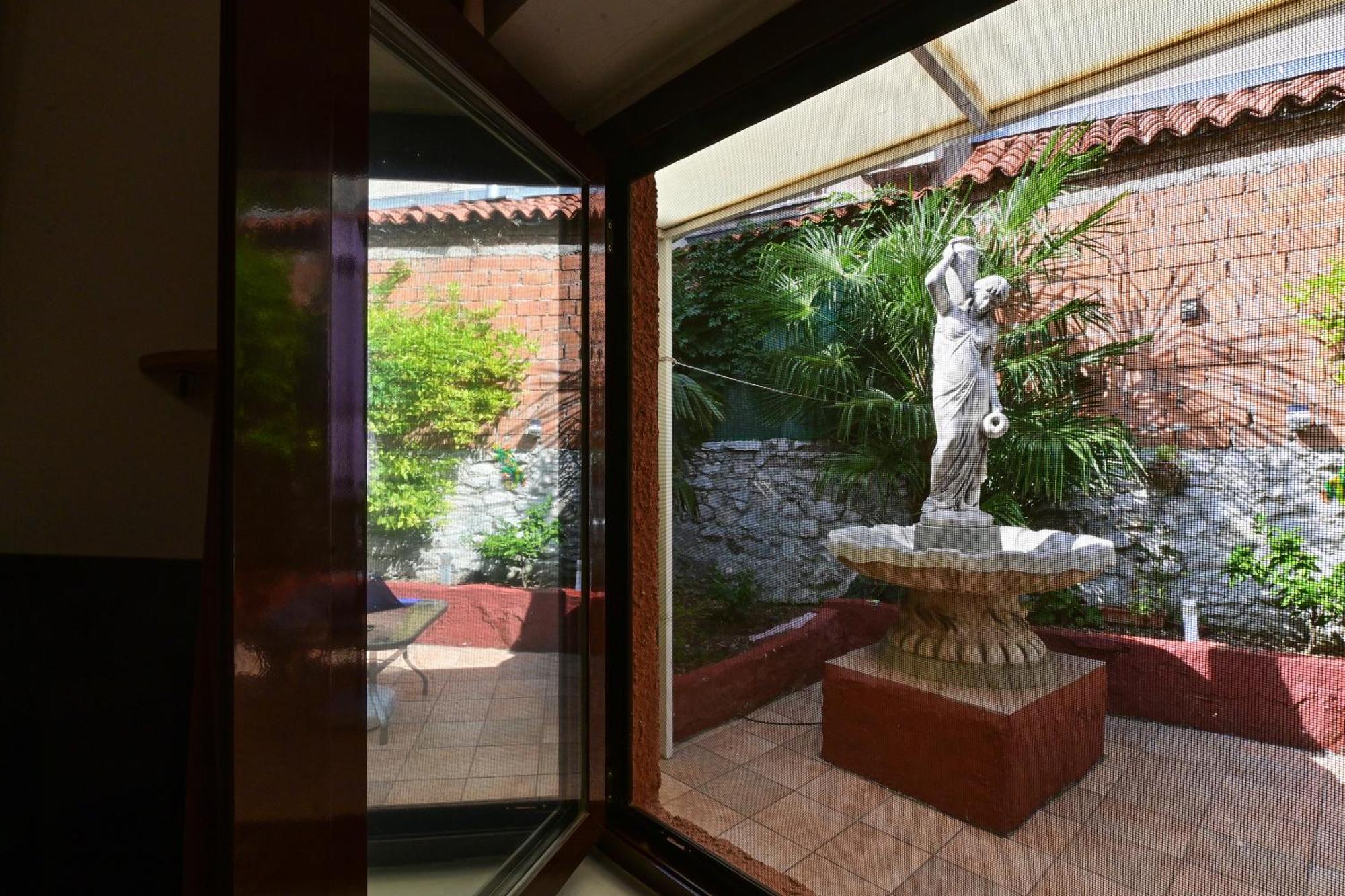 Bohemian Rhapsody Apartment โรวีน ภายนอก รูปภาพ
