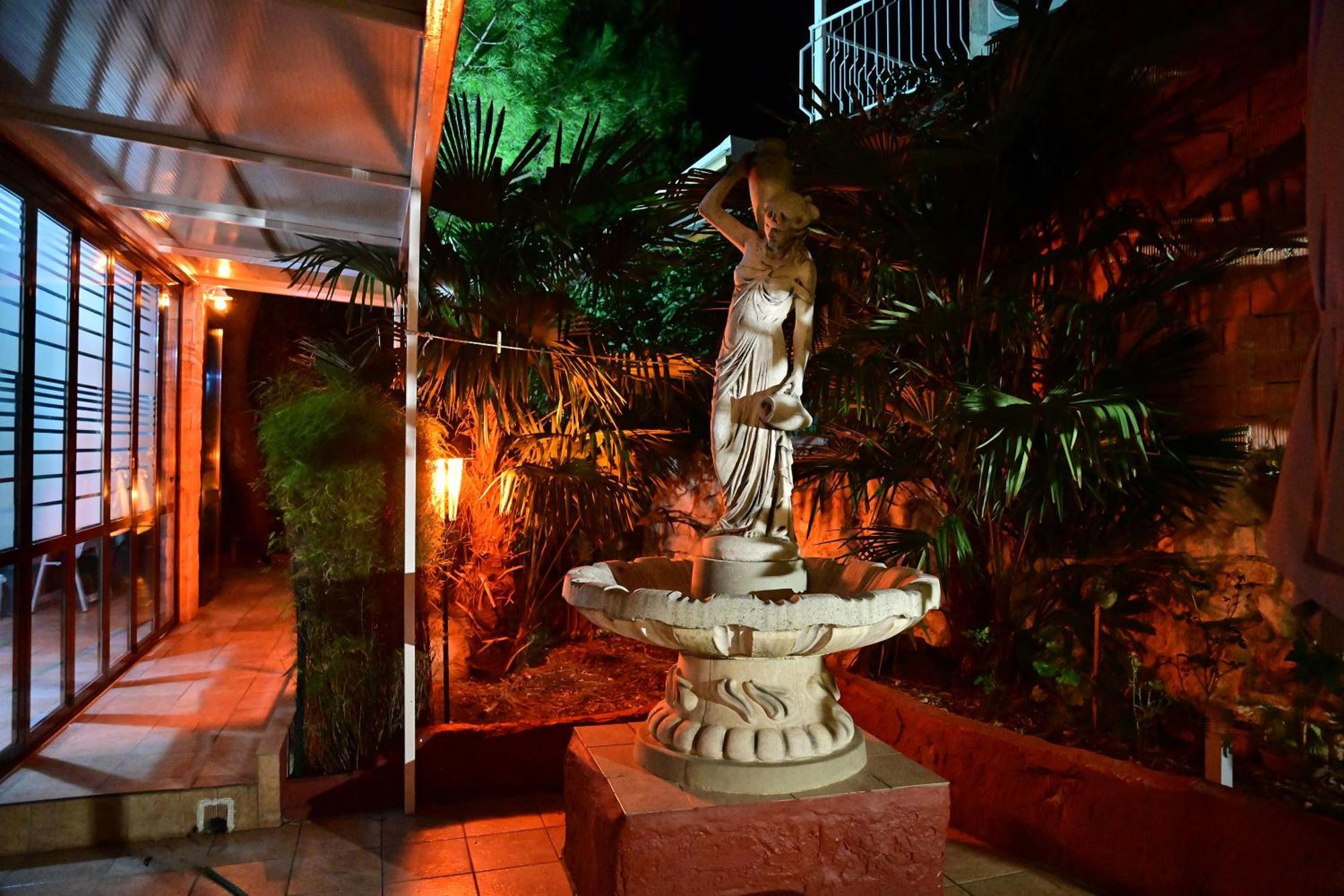 Bohemian Rhapsody Apartment โรวีน ภายนอก รูปภาพ